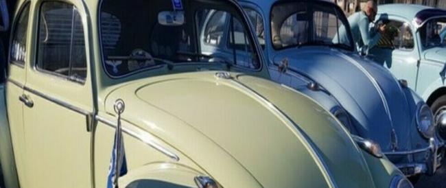 Insegnante in crisi vende l'auto per problemi economici ma i suoi ex studenti la comprano e gliela regalano