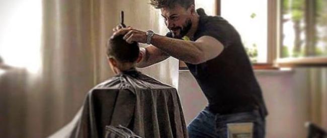 Il barbiere che apre le porte del suo salone ai bambini autistici proponendo le ‘ore di quiete’ per farli rilassare