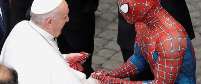 Papa Francesco ha ricevuto in Vaticano un uomo vestito da Spider-Man Si chiama Mattia Villardita, è un 27enne di Savona e c'è un motivo dietro al suo costume.