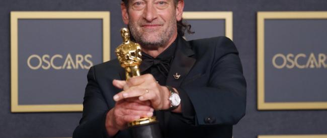 Troy Kotsur è il primo attore sordo premiato agli Oscar, l’emozionante applauso nella lingua dei segni.