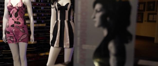 Abiti, borse, dischi: centinaia di oggetti di Amy Winehouse all'asta, a 10 anni dalla morte