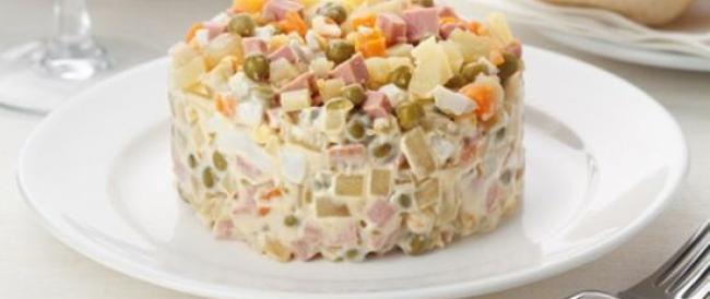 E se l’insalata russa in realtà fosse italiana? Ecco da dove nasce questa teoria.