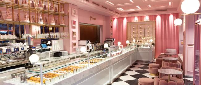 Torte e panini gratis ai passanti: a Bari il bar Jérôme regala la merce prima della chiusura
