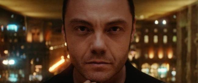 Tiziano Ferro, nel documentario “Ferro” spegne le luci dei riflettori e accende quelle che inquadrano i corridoi della sua anima