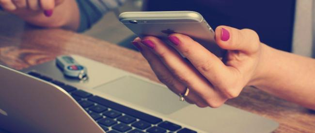 Donne sempre più digitali, battono uomini