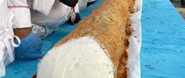 Caltanissetta, il cannolo da record: è lungo 21 metri e 43 centimetri