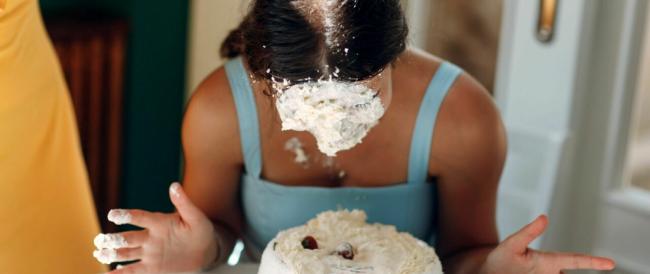 Torta in faccia alla moglie per scherzo nel giorno del matrimonio: lei chiede il divorzio
