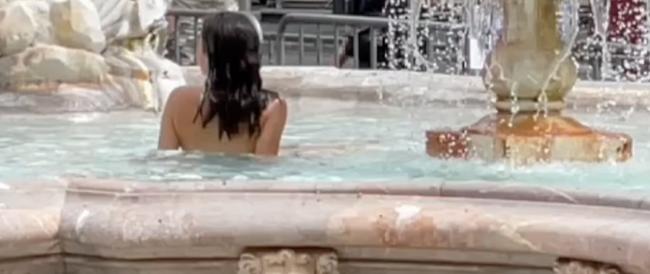 Donna si tuffa completamente nuda nella fontana di Piazza Colonna a Roma