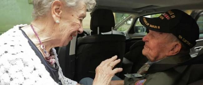 A 98 anni ritrova e bacia il suo primo amore vissuto ai tempi dello sbarco in Normandia