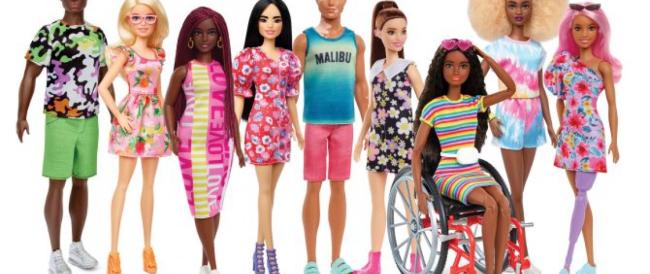 Barbie svela la sua prima bambola in assoluto con apparecchi acustici, mentre Ken ha la vitiligine