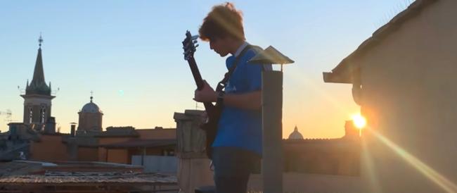 Jacopo, il chitarrista di Piazza Navona, suona Sally dal tetto e conquista Vasco Rossi