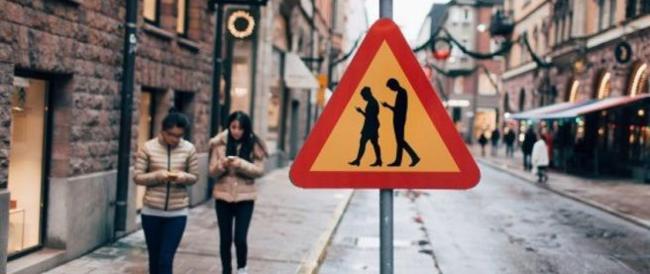 Gli smombie (zombie che camminano con gli occhi fissi sullo smartphone)