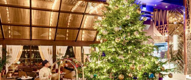 A Marbella un albero di Natale da 14 milioni di euro: sui rami diamanti, gioielli e borsette d'oro