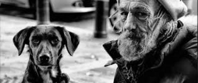 Thomas il clochard che digiunava per dare il suo poco cibo ai suoi cani. Oggi sono lì a piangerlo ai piedi della sua bara