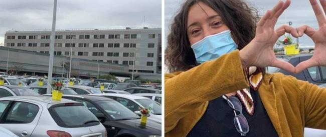 Costretta a chiudere, fioraia sta lasciando mazzi di fiori invenduti sulle auto di medici e infermieri