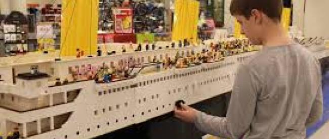 Ragazzo autistico costruisce il Titanic di Lego più grande del mondo, insegnandoci a credere nei sogni