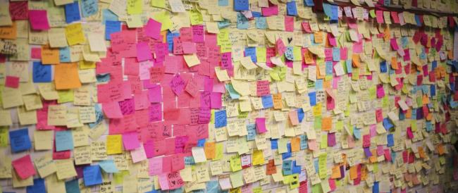 La cittadina tappezzata di post-it e frasi dedicate al buonumore.