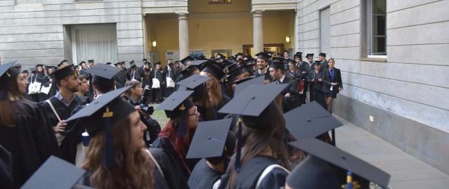 Università: le donne sono il 60% dei laureati, ma guadagnano il 20% in meno degli uomini.