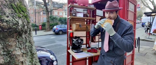 Una cabina del telefono di Londra è diventata la focacceria italiana più piccola del mondo 