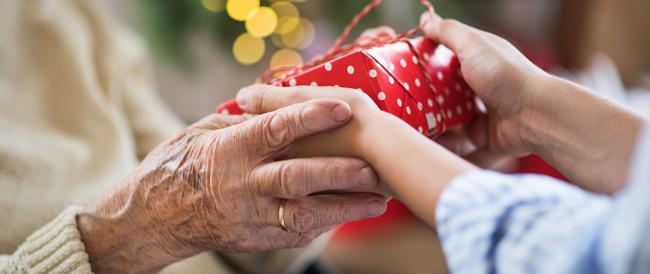 Questo Natale diventa un “nipote di Babbo Natale” per regalare un sorriso agli anziani che vivono nelle RSA 
