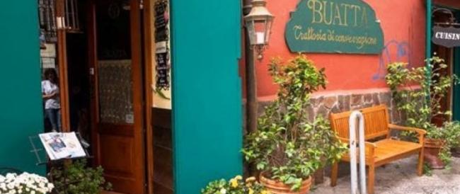 'Volete mangiare? Spegnete il cellulare': la trattoria che ai social preferisce la conversazione